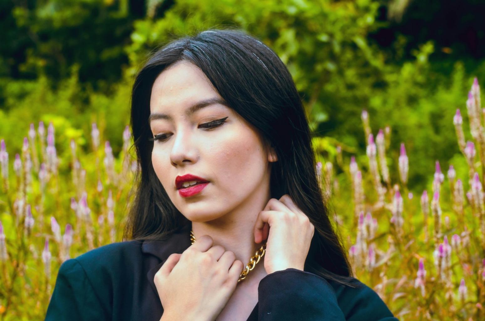 Beratungsgespräch und Haaranalyse vor der Farbbehandlung