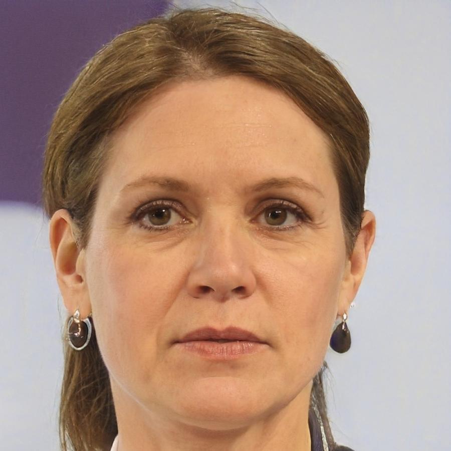 Erfahrene Farb-Spezialistin bei der präzisen Haarfärbung