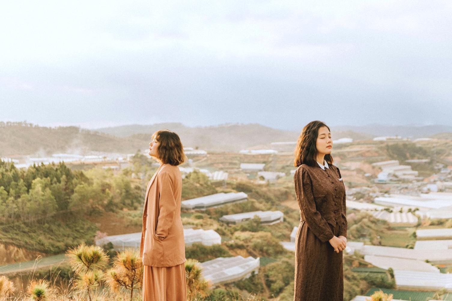 Professionelle Haarfärbung mit präziser Farbauftragung und individueller Beratung