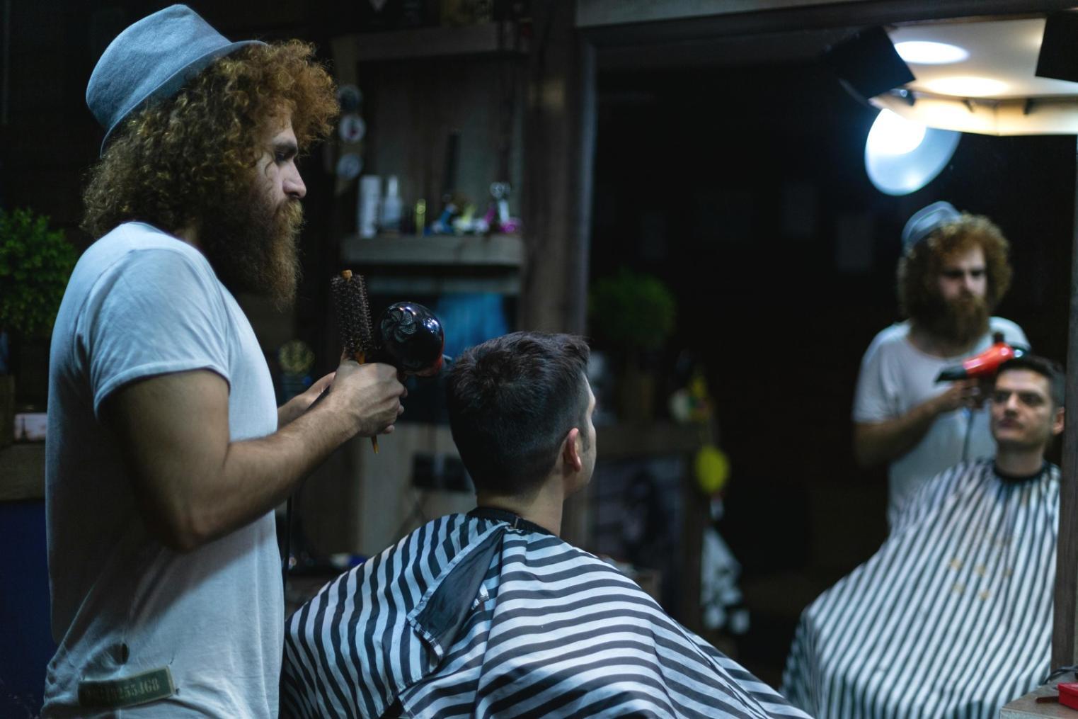 Farbmuster und Beratungsmaterialien auf unserem Arbeitsplatz