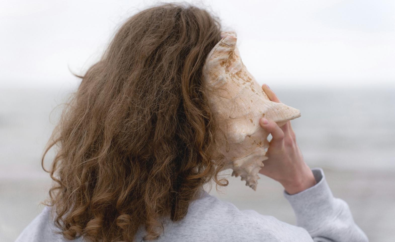 Moderne Färbetechnik mit Pinsel und Farbschalen in unserem Studio